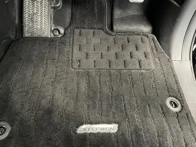 ホンダ ステップワゴン スパーダ ハイブリッド G EX ホンダセンシング 鹿児島県 2018(平30)年 4万km プレミアムスパークルブラックパール 禁煙車/純正ナビ(CD/DVD/Bluetooth/フルセグTV)　/ホンダセンシング　/○衝突軽減ブレーキ〈CMBS〉/○路外逸脱抑制機能/○ACC〈アダプティブ・クルーズ・コントロール〉/バックカメラ　/両側パワースライドドア　/前席シートヒーター　/ＬＥＤヘッドライト　/オートライト　/前方ドライブレコーダー　/ＥＴＣ　/純正アルミホイール　/ドアバイザー