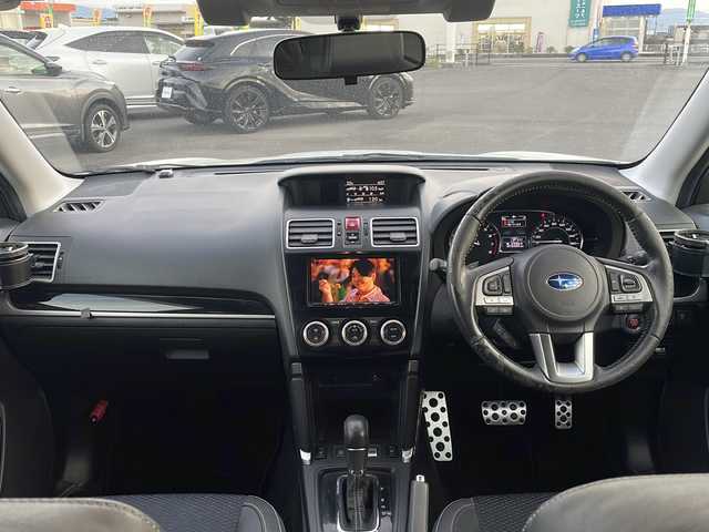 スバル フォレスター S－リミテッド 鹿児島県 2016(平28)年 7.3万km クリスタルホワイトP ワンオーナー/DIATONE NAVI/フルセグ/Bluetooth/バックカメラ/アイサイト/全席シートヒーター/前席パワーシート/パドルシフト/ステアリングスイッチ/ハーフレザーシート/ETC/デュアルエアコン/トノカバー/純正18インチAW/純正フロアマット/スマートキー2本/保証書/取扱説明書