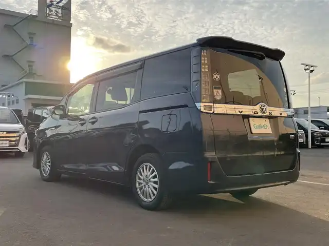 トヨタ ヴォクシー ハイブリッド X 東京都 2015(平27)年 10.6万km ダークバイオレットマイカメタリック 純正ナビ　/ＣＤ　/Ｂｌｕｅｔｏｏｔｈ　/ＤＶＤ　/バックカメラ　/両側電動スライドドア　/フリップダウンモニター　/前後ドライブレコーダー　/ＥＴＣ　/テレビキャンセラー　/純正アルミホイール　/衝突被害軽減ブレーキ/ABS/横滑り防止装置/オートライト