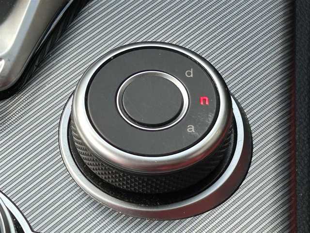 アルファロメオ ステルヴィオ 2.0ターボ Q4 ヴェローチェ 岩手県 2023(令5)年 2万km 黒 ４WD/ハーマンカードンスピーカー /純正ディスプレイオーディオ　/赤革シート　/前席パワーシート　/パワーバックドア /運転席シートメモリ /レーダークルコン /パドルシフト /革巻きステアリング/ステアリングヒーター /バックカメラ /ETC /パーキングソナー/アイドリングストップ/オートライト/スマートキー×2/スマホ充電有/USBソケット×2/12Vソケット×2/115V AC 150Wコンセント/フロアマット/保証書　取説　