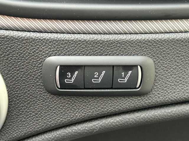 アルファロメオ ステルヴィオ 2.0ターボ Q4 ヴェローチェ 岩手県 2023(令5)年 2万km 黒 ４WD/ハーマンカードンスピーカー /純正ディスプレイオーディオ　/赤革シート　/前席パワーシート　/パワーバックドア /運転席シートメモリ /レーダークルコン /パドルシフト /革巻きステアリング/ステアリングヒーター /バックカメラ /ETC /パーキングソナー/アイドリングストップ/オートライト/スマートキー×2/スマホ充電有/USBソケット×2/12Vソケット×2/115V AC 150Wコンセント/フロアマット/保証書　取説　