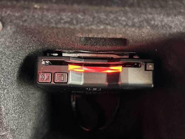 アルファロメオ ステルヴィオ 2.0ターボ Q4 ヴェローチェ 岩手県 2023(令5)年 2万km 黒 ４WD/ハーマンカードンスピーカー /純正ディスプレイオーディオ　/赤革シート　/前席パワーシート　/パワーバックドア /運転席シートメモリ /レーダークルコン /パドルシフト /革巻きステアリング/ステアリングヒーター /バックカメラ /ETC /パーキングソナー/アイドリングストップ/オートライト/スマートキー×2/スマホ充電有/USBソケット×2/12Vソケット×2/115V AC 150Wコンセント/フロアマット/保証書　取説　