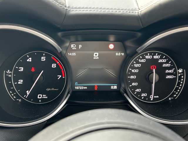 アルファロメオ ステルヴィオ 2.0ターボ Q4 ヴェローチェ 岩手県 2023(令5)年 2万km 黒 ４WD/ハーマンカードンスピーカー /純正ディスプレイオーディオ　/赤革シート　/前席パワーシート　/パワーバックドア /運転席シートメモリ /レーダークルコン /パドルシフト /革巻きステアリング/ステアリングヒーター /バックカメラ /ETC /パーキングソナー/アイドリングストップ/オートライト/スマートキー×2/スマホ充電有/USBソケット×2/12Vソケット×2/115V AC 150Wコンセント/フロアマット/保証書　取説　