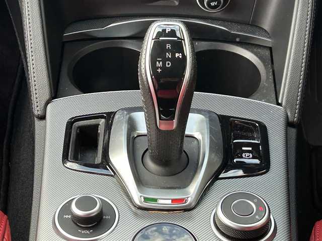 アルファロメオ ステルヴィオ 2.0ターボ Q4 ヴェローチェ 岩手県 2023(令5)年 2万km 黒 ４WD/ハーマンカードンスピーカー /純正ディスプレイオーディオ　/赤革シート　/前席パワーシート　/パワーバックドア /運転席シートメモリ /レーダークルコン /パドルシフト /革巻きステアリング/ステアリングヒーター /バックカメラ /ETC /パーキングソナー/アイドリングストップ/オートライト/スマートキー×2/スマホ充電有/USBソケット×2/12Vソケット×2/115V AC 150Wコンセント/フロアマット/保証書　取説　