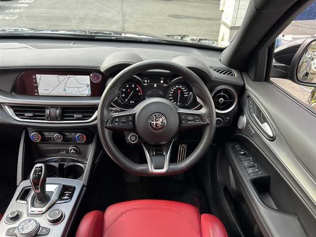 アルファロメオ ステルヴィオ 2.0ターボ Q4 ヴェローチェ 岩手県 2023(令5)年 2万km 黒 ４WD/ハーマンカードンスピーカー /純正ディスプレイオーディオ　/赤革シート　/前席パワーシート　/パワーバックドア /運転席シートメモリ /レーダークルコン /パドルシフト /革巻きステアリング/ステアリングヒーター /バックカメラ /ETC /パーキングソナー/アイドリングストップ/オートライト/スマートキー×2/スマホ充電有/USBソケット×2/12Vソケット×2/115V AC 150Wコンセント/フロアマット/保証書　取説　