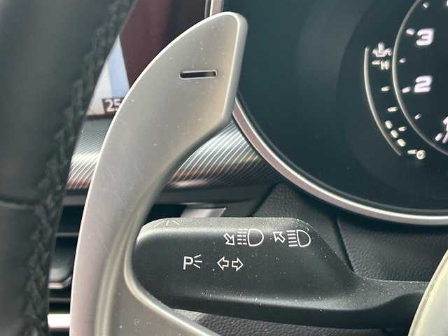 アルファロメオ ステルヴィオ 2.0ターボ Q4 ヴェローチェ 岩手県 2023(令5)年 2万km 黒 ４WD/ハーマンカードンスピーカー /純正ディスプレイオーディオ　/赤革シート　/前席パワーシート　/パワーバックドア /運転席シートメモリ /レーダークルコン /パドルシフト /革巻きステアリング/ステアリングヒーター /バックカメラ /ETC /パーキングソナー/アイドリングストップ/オートライト/スマートキー×2/スマホ充電有/USBソケット×2/12Vソケット×2/115V AC 150Wコンセント/フロアマット/保証書　取説　