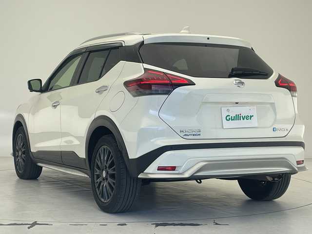 日産 キックス オーテック 沖縄県 2021(令3)年 5.6万km ブリリアントホワイトパール 純正9インチナビ/（フルセグTV/CD/DVD/Bluetooth）/全方位カメラ/ETC/前後ドライブレコーダー/デジタルインナーミラー/プロパイロット/シートヒーター/プッシュスタート/スマートキー/ハーフレザーシート/LEDヘッドライト