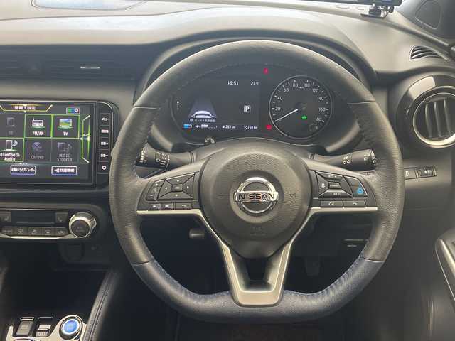日産 キックス オーテック 沖縄県 2021(令3)年 5.6万km ブリリアントホワイトパール 純正9インチナビ/（フルセグTV/CD/DVD/Bluetooth）/全方位カメラ/ETC/前後ドライブレコーダー/デジタルインナーミラー/プロパイロット/シートヒーター/プッシュスタート/スマートキー/ハーフレザーシート/LEDヘッドライト
