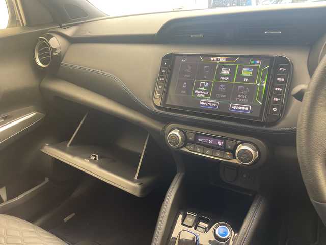 日産 キックス オーテック 沖縄県 2021(令3)年 5.6万km ブリリアントホワイトパール 純正9インチナビ/（フルセグTV/CD/DVD/Bluetooth）/全方位カメラ/ETC/前後ドライブレコーダー/デジタルインナーミラー/プロパイロット/シートヒーター/プッシュスタート/スマートキー/ハーフレザーシート/LEDヘッドライト