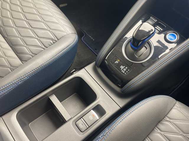 日産 キックス オーテック 沖縄県 2021(令3)年 5.6万km ブリリアントホワイトパール 純正9インチナビ/（フルセグTV/CD/DVD/Bluetooth）/全方位カメラ/ETC/前後ドライブレコーダー/デジタルインナーミラー/プロパイロット/シートヒーター/プッシュスタート/スマートキー/ハーフレザーシート/LEDヘッドライト