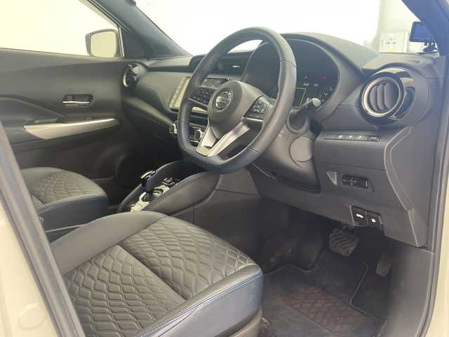 日産 キックス オーテック 沖縄県 2021(令3)年 5.6万km ブリリアントホワイトパール 純正9インチナビ/（フルセグTV/CD/DVD/Bluetooth）/全方位カメラ/ETC/前後ドライブレコーダー/デジタルインナーミラー/プロパイロット/シートヒーター/プッシュスタート/スマートキー/ハーフレザーシート/LEDヘッドライト