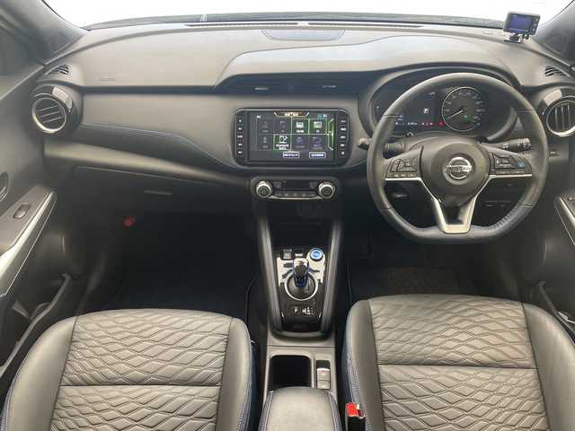 日産 キックス オーテック 沖縄県 2021(令3)年 5.6万km ブリリアントホワイトパール 純正9インチナビ/（フルセグTV/CD/DVD/Bluetooth）/全方位カメラ/ETC/前後ドライブレコーダー/デジタルインナーミラー/プロパイロット/シートヒーター/プッシュスタート/スマートキー/ハーフレザーシート/LEDヘッドライト