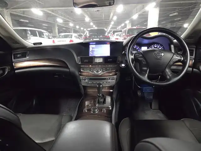 日産 シーマ ハイブリッド VIP G 茨城県 2013(平25)年 6.1万km クリスタルホワイトパール ワンオーナー/ガラスサンルーフ/純正8型ナビ/フルセグTV/後席プライベートシアターシステム/BOSEサラウンドサウンド/バックカメラ/ビルトインETC/ドライブレコーダー/レーダークルーズコントロール/前方車両接近警報/車線逸脱防止支援システム/ステアリング連動HIDヘッドランプ/革巻きステアリング/ステアリングスイッチ/セミアニリン革シート/シートヒーター/前席パワーシート/エアシート/運転席ポジションメモリー/助手席パワーオットマン/純正18インチアルミホイール/スマートキー/プッシュエンジンスターター/禁煙車