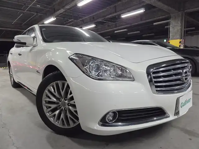 日産 シーマ ハイブリッド VIP G 茨城県 2013(平25)年 6.1万km クリスタルホワイトパール ワンオーナー/ガラスサンルーフ/純正8型ナビ/フルセグTV/後席プライベートシアターシステム/BOSEサラウンドサウンド/バックカメラ/ビルトインETC/ドライブレコーダー/レーダークルーズコントロール/前方車両接近警報/車線逸脱防止支援システム/ステアリング連動HIDヘッドランプ/革巻きステアリング/ステアリングスイッチ/セミアニリン革シート/シートヒーター/前席パワーシート/エアシート/運転席ポジションメモリー/助手席パワーオットマン/純正18インチアルミホイール/スマートキー/プッシュエンジンスターター/禁煙車