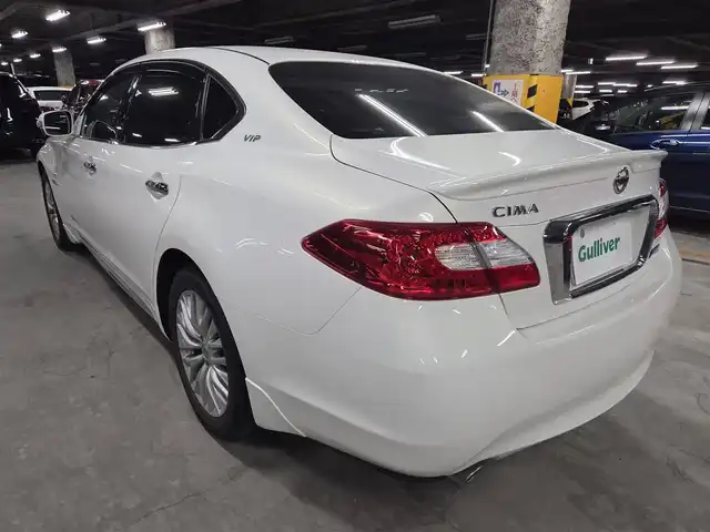 日産 シーマ ハイブリッド VIP G 茨城県 2013(平25)年 6.1万km クリスタルホワイトパール ワンオーナー/ガラスサンルーフ/純正8型ナビ/フルセグTV/後席プライベートシアターシステム/BOSEサラウンドサウンド/バックカメラ/ビルトインETC/ドライブレコーダー/レーダークルーズコントロール/前方車両接近警報/車線逸脱防止支援システム/ステアリング連動HIDヘッドランプ/革巻きステアリング/ステアリングスイッチ/セミアニリン革シート/シートヒーター/前席パワーシート/エアシート/運転席ポジションメモリー/助手席パワーオットマン/純正18インチアルミホイール/スマートキー/プッシュエンジンスターター/禁煙車