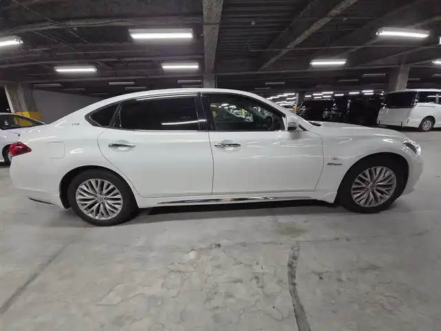 日産 シーマ ハイブリッド VIP G 茨城県 2013(平25)年 6.1万km クリスタルホワイトパール ワンオーナー/ガラスサンルーフ/純正8型ナビ/フルセグTV/後席プライベートシアターシステム/BOSEサラウンドサウンド/バックカメラ/ビルトインETC/ドライブレコーダー/レーダークルーズコントロール/前方車両接近警報/車線逸脱防止支援システム/ステアリング連動HIDヘッドランプ/革巻きステアリング/ステアリングスイッチ/セミアニリン革シート/シートヒーター/前席パワーシート/エアシート/運転席ポジションメモリー/助手席パワーオットマン/純正18インチアルミホイール/スマートキー/プッシュエンジンスターター/禁煙車