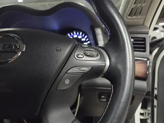 日産 シーマ ハイブリッド VIP G 茨城県 2013(平25)年 6.1万km クリスタルホワイトパール ワンオーナー/ガラスサンルーフ/純正8型ナビ/フルセグTV/後席プライベートシアターシステム/BOSEサラウンドサウンド/バックカメラ/ビルトインETC/ドライブレコーダー/レーダークルーズコントロール/前方車両接近警報/車線逸脱防止支援システム/ステアリング連動HIDヘッドランプ/革巻きステアリング/ステアリングスイッチ/セミアニリン革シート/シートヒーター/前席パワーシート/エアシート/運転席ポジションメモリー/助手席パワーオットマン/純正18インチアルミホイール/スマートキー/プッシュエンジンスターター/禁煙車