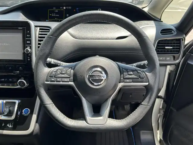 日産 セレナ e－パワー ハイウェイスター V 和歌山県 2019(令1)年 2.4万km ブリリアントホワイトパール 純正９型ナビ/社外フリップダウンモニター/フルセグTV/アラウンドビューモニター/（BT/CD/DVD)/エマージェンシーブレーキ/クルーズコントロール/コーナーセンサー/横滑り防止装置/両側パワースライドドア/ハンズフリーオートスライドドア/ドライブレコーダー/ETC/純正フロアマット/純正アルミホイール/LEDヘッドライト/オートライト
