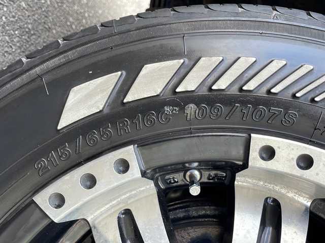 トヨタ ハイエース GL ロング 青森県 2013(平25)年 9.9万km ブラックマイカ 4WD/社外ナビ・フルセグTV/CD・DVD・Bluetooth/フリップダウンモニター×2/バックカメラ/パワースライドドア/前後ドライブレコーダー/社外スピーカー/AC100V100W/キーレスキー/社外エンジンスターター/ETC/HIDライト/LEDフォグランプ/社外16インチアルミ/ローダウン/フロント・リアエアロ