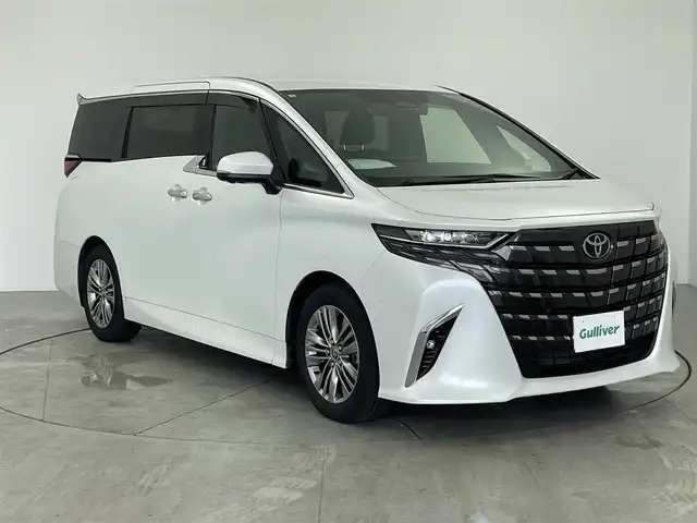 トヨタ アルファードハイブリット Z 愛知県 2023(令5)年 3.7万km プラチナホワイトパールマイカ メーカー14インチDA/（AM/FM/BT/フルセグTV）/13.2型有機EL後席ディスプレイ/全方位バックカメラ/合皮シート/前席パワーシート/前席＋二列目シートベンチレーション/前席＋二列目シートヒーター/ステアリングヒーター/前後ドラレコ/電動リアゲート/置くだけ充電/ユニバーサルステップ/トヨタセーフティセンス/・プリクラッシュセーフティ/・レーンキープアシスト/・ブラインドスポットモニター/・レーダークルーズコントロール/・クリアランスソナー/・ロードサインアシスト/・パーキングアシスト/・オートマチックハイビーム/100V電源/エコモード/EVモード/純正18AW/純正フロアマット/ドアバイザー/オートブレーキホールド/nanoeX/カーテンエアバッグ