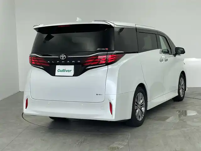 トヨタ アルファードハイブリット Z 愛知県 2023(令5)年 3.7万km プラチナホワイトパールマイカ メーカー14インチDA/（AM/FM/BT/フルセグTV）/13.2型有機EL後席ディスプレイ/全方位バックカメラ/合皮シート/前席パワーシート/前席＋二列目シートベンチレーション/前席＋二列目シートヒーター/ステアリングヒーター/前後ドラレコ/電動リアゲート/置くだけ充電/ユニバーサルステップ/トヨタセーフティセンス/・プリクラッシュセーフティ/・レーンキープアシスト/・ブラインドスポットモニター/・レーダークルーズコントロール/・クリアランスソナー/・ロードサインアシスト/・パーキングアシスト/・オートマチックハイビーム/100V電源/エコモード/EVモード/純正18AW/純正フロアマット/ドアバイザー/オートブレーキホールド/nanoeX/カーテンエアバッグ
