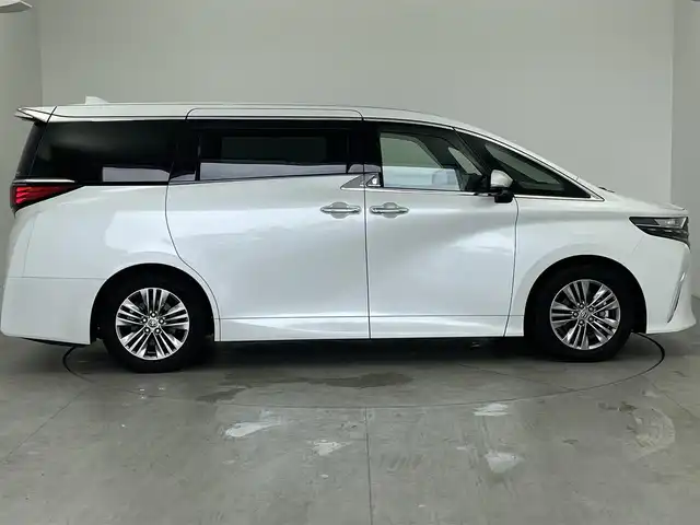 トヨタ アルファードハイブリット Z 愛知県 2023(令5)年 3.7万km プラチナホワイトパールマイカ メーカー14インチDA/（AM/FM/BT/フルセグTV）/13.2型有機EL後席ディスプレイ/全方位バックカメラ/合皮シート/前席パワーシート/前席＋二列目シートベンチレーション/前席＋二列目シートヒーター/ステアリングヒーター/前後ドラレコ/電動リアゲート/置くだけ充電/ユニバーサルステップ/トヨタセーフティセンス/・プリクラッシュセーフティ/・レーンキープアシスト/・ブラインドスポットモニター/・レーダークルーズコントロール/・クリアランスソナー/・ロードサインアシスト/・パーキングアシスト/・オートマチックハイビーム/100V電源/エコモード/EVモード/純正18AW/純正フロアマット/ドアバイザー/オートブレーキホールド/nanoeX/カーテンエアバッグ