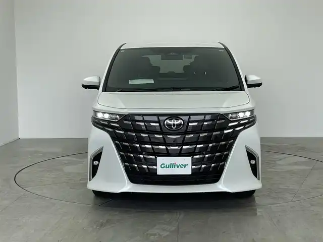 トヨタ アルファードハイブリット Z 愛知県 2023(令5)年 3.7万km プラチナホワイトパールマイカ メーカー14インチDA/（AM/FM/BT/フルセグTV）/13.2型有機EL後席ディスプレイ/全方位バックカメラ/合皮シート/前席パワーシート/前席＋二列目シートベンチレーション/前席＋二列目シートヒーター/ステアリングヒーター/前後ドラレコ/電動リアゲート/置くだけ充電/ユニバーサルステップ/トヨタセーフティセンス/・プリクラッシュセーフティ/・レーンキープアシスト/・ブラインドスポットモニター/・レーダークルーズコントロール/・クリアランスソナー/・ロードサインアシスト/・パーキングアシスト/・オートマチックハイビーム/100V電源/エコモード/EVモード/純正18AW/純正フロアマット/ドアバイザー/オートブレーキホールド/nanoeX/カーテンエアバッグ