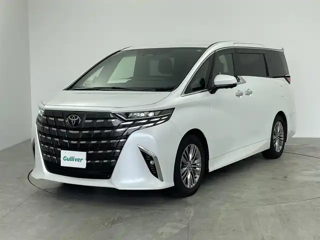 トヨタ アルファードハイブリット Z 愛知県 2023(令5)年 3.7万km プラチナホワイトパールマイカ メーカー14インチDA/（AM/FM/BT/フルセグTV）/13.2型有機EL後席ディスプレイ/全方位バックカメラ/合皮シート/前席パワーシート/前席＋二列目シートベンチレーション/前席＋二列目シートヒーター/ステアリングヒーター/前後ドラレコ/電動リアゲート/置くだけ充電/ユニバーサルステップ/トヨタセーフティセンス/・プリクラッシュセーフティ/・レーンキープアシスト/・ブラインドスポットモニター/・レーダークルーズコントロール/・クリアランスソナー/・ロードサインアシスト/・パーキングアシスト/・オートマチックハイビーム/100V電源/エコモード/EVモード/純正18AW/純正フロアマット/ドアバイザー/オートブレーキホールド/nanoeX/カーテンエアバッグ