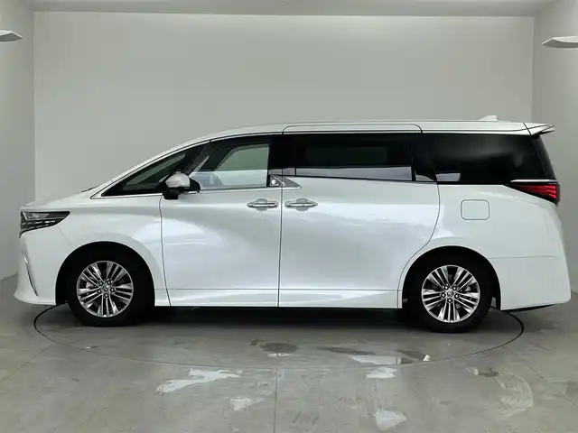 トヨタ アルファードハイブリット Z 愛知県 2023(令5)年 3.7万km プラチナホワイトパールマイカ メーカー14インチDA/（AM/FM/BT/フルセグTV）/13.2型有機EL後席ディスプレイ/全方位バックカメラ/合皮シート/前席パワーシート/前席＋二列目シートベンチレーション/前席＋二列目シートヒーター/ステアリングヒーター/前後ドラレコ/電動リアゲート/置くだけ充電/ユニバーサルステップ/トヨタセーフティセンス/・プリクラッシュセーフティ/・レーンキープアシスト/・ブラインドスポットモニター/・レーダークルーズコントロール/・クリアランスソナー/・ロードサインアシスト/・パーキングアシスト/・オートマチックハイビーム/100V電源/エコモード/EVモード/純正18AW/純正フロアマット/ドアバイザー/オートブレーキホールド/nanoeX/カーテンエアバッグ