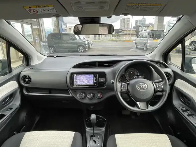 トヨタ ヴィッツ F 滋賀県 2017(平29)年 5.1万km アバンギャルドブロンズメタリック (株)IDOMが運営する【じしゃロン草津店】の自社ローン専用車両になりますこちらは現金またはオートローンご利用時の価格です。自社ローンご希望の方は別途その旨お申付け下さい/SDナビ/ワンセグテレビ（走行中視聴可能）/バックカメラ/アイドリングストップ/電格ウィンカーミラー/ドアバイザー/プッシュスタート/ETC/AM/FM/CD/DVD/Bluetooth/ステアリングリモコン/横滑り防止装置/レーンキープアシスト/衝突軽減システム