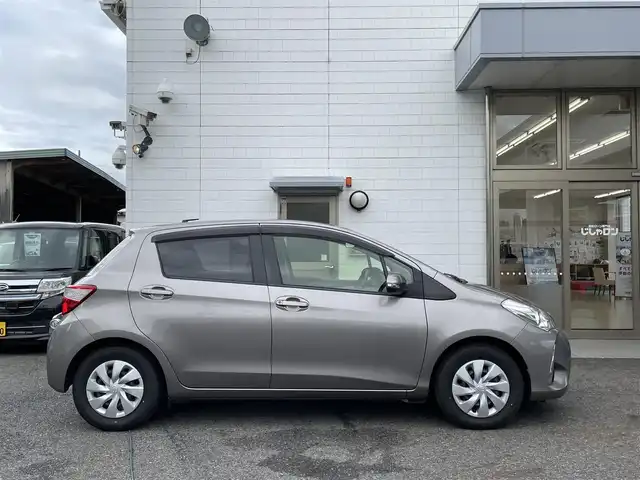 トヨタ ヴィッツ F 滋賀県 2017(平29)年 5.1万km アバンギャルドブロンズメタリック (株)IDOMが運営する【じしゃロン草津店】の自社ローン専用車両になりますこちらは現金またはオートローンご利用時の価格です。自社ローンご希望の方は別途その旨お申付け下さい/SDナビ/ワンセグテレビ（走行中視聴可能）/バックカメラ/アイドリングストップ/電格ウィンカーミラー/ドアバイザー/プッシュスタート/ETC/AM/FM/CD/DVD/Bluetooth/ステアリングリモコン/横滑り防止装置/レーンキープアシスト/衝突軽減システム