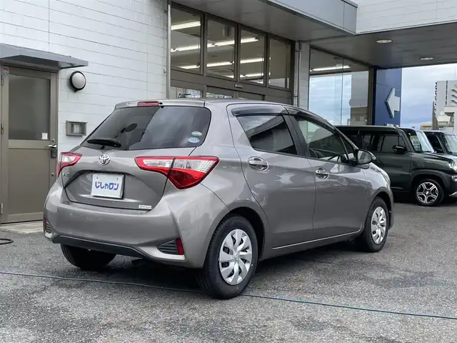 トヨタ ヴィッツ F 滋賀県 2017(平29)年 5.1万km アバンギャルドブロンズメタリック (株)IDOMが運営する【じしゃロン草津店】の自社ローン専用車両になりますこちらは現金またはオートローンご利用時の価格です。自社ローンご希望の方は別途その旨お申付け下さい/SDナビ/ワンセグテレビ（走行中視聴可能）/バックカメラ/アイドリングストップ/電格ウィンカーミラー/ドアバイザー/プッシュスタート/ETC/AM/FM/CD/DVD/Bluetooth/ステアリングリモコン/横滑り防止装置/レーンキープアシスト/衝突軽減システム