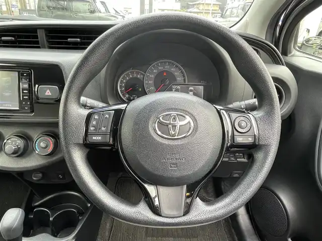 トヨタ ヴィッツ F 滋賀県 2017(平29)年 5.1万km アバンギャルドブロンズメタリック (株)IDOMが運営する【じしゃロン草津店】の自社ローン専用車両になりますこちらは現金またはオートローンご利用時の価格です。自社ローンご希望の方は別途その旨お申付け下さい/SDナビ/ワンセグテレビ（走行中視聴可能）/バックカメラ/アイドリングストップ/電格ウィンカーミラー/ドアバイザー/プッシュスタート/ETC/AM/FM/CD/DVD/Bluetooth/ステアリングリモコン/横滑り防止装置/レーンキープアシスト/衝突軽減システム