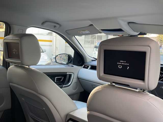 ランドローバー ランドローバー ディスカバリースポーツ 7プラス S E 愛知県 2016(平28)年 5.7万km グレーⅡ /正規ディーラー車//禁煙車//コリス・グレイ/ブラックコントラストルーフ//リアシートエンターテイメントシステム//メーカーナビ//フルセグ/CD/DVD/Bluetooth/MSV/USB/AUV//サラウンドカメラ//ETC//ルームミラー型ドラレコ//シーラスグレインドレザーシート//メモリー式パワーシート＆ランバーサポート//シートヒーター//電動テールゲート//テレインレスポンス//草地/砂利/雪/泥/わだち/砂地//ECO//AEB//ヒルディセントコントロール//19インチスタイルアロイAW//パドルシフト//ドライバーアシストプラスP//自動緊急ブレーキ//レーンデパーチャーウォーニング//パークディスタンスコントロール//パーキングコントロール//ブラインドスポットモニター//クルーズコントロール/ASL//オートマチックハイビーム//アダプティブHIDオートヘッドランプ//F.Rフォグランプ//プッシュスタート/スペアスマートキー//アイドリングストップ//革巻きステアリング//ステアリングリモコン//ハンドルヒーター//純正フロアマット//トノカバー//オートリトラクタブルウィンカーミラー//保証書/取扱説明書/ナビ取扱説明書//D記録簿H29.30.R1.2.3.4.5