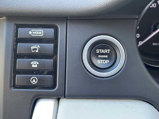 ランドローバー ランドローバー ディスカバリースポーツ 7プラス S E 愛知県 2016(平28)年 5.7万km グレーⅡ /正規ディーラー車//禁煙車//コリス・グレイ/ブラックコントラストルーフ//リアシートエンターテイメントシステム//メーカーナビ//フルセグ/CD/DVD/Bluetooth/MSV/USB/AUV//サラウンドカメラ//ETC//ルームミラー型ドラレコ//シーラスグレインドレザーシート//メモリー式パワーシート＆ランバーサポート//シートヒーター//電動テールゲート//テレインレスポンス//草地/砂利/雪/泥/わだち/砂地//ECO//AEB//ヒルディセントコントロール//19インチスタイルアロイAW//パドルシフト//ドライバーアシストプラスP//自動緊急ブレーキ//レーンデパーチャーウォーニング//パークディスタンスコントロール//パーキングコントロール//ブラインドスポットモニター//クルーズコントロール/ASL//オートマチックハイビーム//アダプティブHIDオートヘッドランプ//F.Rフォグランプ//プッシュスタート/スペアスマートキー//アイドリングストップ//革巻きステアリング//ステアリングリモコン//ハンドルヒーター//純正フロアマット//トノカバー//オートリトラクタブルウィンカーミラー//保証書/取扱説明書/ナビ取扱説明書//D記録簿H29.30.R1.2.3.4.5