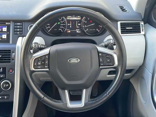 ランドローバー ランドローバー ディスカバリースポーツ 7プラス S E 愛知県 2016(平28)年 5.7万km グレーⅡ /正規ディーラー車//禁煙車//コリス・グレイ/ブラックコントラストルーフ//リアシートエンターテイメントシステム//メーカーナビ//フルセグ/CD/DVD/Bluetooth/MSV/USB/AUV//サラウンドカメラ//ETC//ルームミラー型ドラレコ//シーラスグレインドレザーシート//メモリー式パワーシート＆ランバーサポート//シートヒーター//電動テールゲート//テレインレスポンス//草地/砂利/雪/泥/わだち/砂地//ECO//AEB//ヒルディセントコントロール//19インチスタイルアロイAW//パドルシフト//ドライバーアシストプラスP//自動緊急ブレーキ//レーンデパーチャーウォーニング//パークディスタンスコントロール//パーキングコントロール//ブラインドスポットモニター//クルーズコントロール/ASL//オートマチックハイビーム//アダプティブHIDオートヘッドランプ//F.Rフォグランプ//プッシュスタート/スペアスマートキー//アイドリングストップ//革巻きステアリング//ステアリングリモコン//ハンドルヒーター//純正フロアマット//トノカバー//オートリトラクタブルウィンカーミラー//保証書/取扱説明書/ナビ取扱説明書//D記録簿H29.30.R1.2.3.4.5