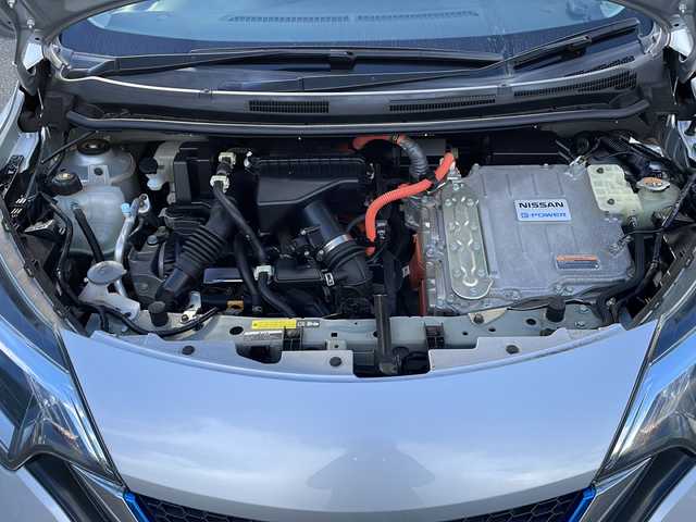 日産 ノート e－パワー X FOUR 道東・釧路十勝 2019(平31)年 1.3万km ブリリアントシルバー 切替式4WD/スタッドレスアルミ積込/社外ナビ/・ワンセグ/ラジオ/CD/AUX/エマージェンシーブレーキ/レーンキープアシスト/前後コーナーセンサー/ライトレベライザー/純正フロアマット/ドアバイザー/電動格納ミラー