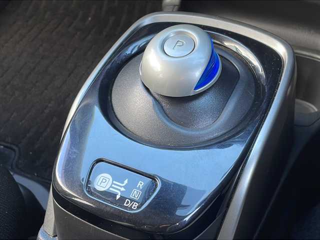 日産 ノート e－パワー X FOUR 道東・釧路十勝 2019(平31)年 1.3万km ブリリアントシルバー 切替式4WD/スタッドレスアルミ積込/社外ナビ/・ワンセグ/ラジオ/CD/AUX/エマージェンシーブレーキ/レーンキープアシスト/前後コーナーセンサー/ライトレベライザー/純正フロアマット/ドアバイザー/電動格納ミラー