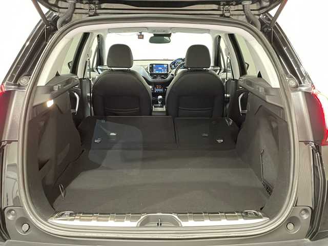 プジョー ２００８ クロスシティ 新潟県 2017(平29)年 1.3万km 黒 オプション/・ナビ/・フルセグTV/クロスシティ標準装備/・グリップコントロール/・CROSSCITYコンパスロゴ/・左右フロントドア前部バッジ/・ラーステッカー／専用フロアマット/・リアサイドウインドウ上部＆リアスポイラー/・アルカンタラ＆テップレザーシート/・シートヒーター/・上級革巻ステアリングホイール（GT Lineタイプ）/・バックアイカメラ/・Peugeotミラースクリーン/・Apple CarPlay/標準装備/・クルーズコントロール/・リアパーキングセンサー/・オートライト/・オートエアコン/・ＥＴＣ/・ドライブレコーダー