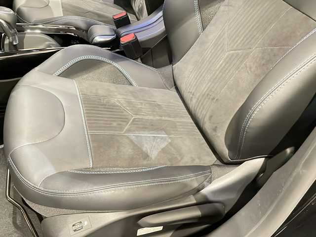 プジョー ２００８ クロスシティ 新潟県 2017(平29)年 1.3万km 黒 オプション/・ナビ/・フルセグTV/クロスシティ標準装備/・グリップコントロール/・CROSSCITYコンパスロゴ/・左右フロントドア前部バッジ/・ラーステッカー／専用フロアマット/・リアサイドウインドウ上部＆リアスポイラー/・アルカンタラ＆テップレザーシート/・シートヒーター/・上級革巻ステアリングホイール（GT Lineタイプ）/・バックアイカメラ/・Peugeotミラースクリーン/・Apple CarPlay/標準装備/・クルーズコントロール/・リアパーキングセンサー/・オートライト/・オートエアコン/・ＥＴＣ/・ドライブレコーダー