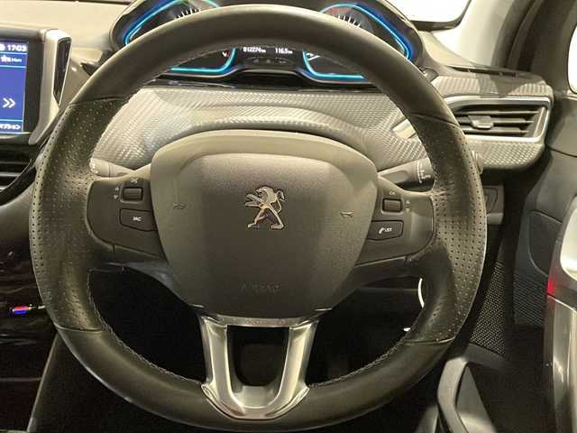 プジョー ２００８ クロスシティ 新潟県 2017(平29)年 1.3万km 黒 オプション/・ナビ/・フルセグTV/クロスシティ標準装備/・グリップコントロール/・CROSSCITYコンパスロゴ/・左右フロントドア前部バッジ/・ラーステッカー／専用フロアマット/・リアサイドウインドウ上部＆リアスポイラー/・アルカンタラ＆テップレザーシート/・シートヒーター/・上級革巻ステアリングホイール（GT Lineタイプ）/・バックアイカメラ/・Peugeotミラースクリーン/・Apple CarPlay/標準装備/・クルーズコントロール/・リアパーキングセンサー/・オートライト/・オートエアコン/・ＥＴＣ/・ドライブレコーダー