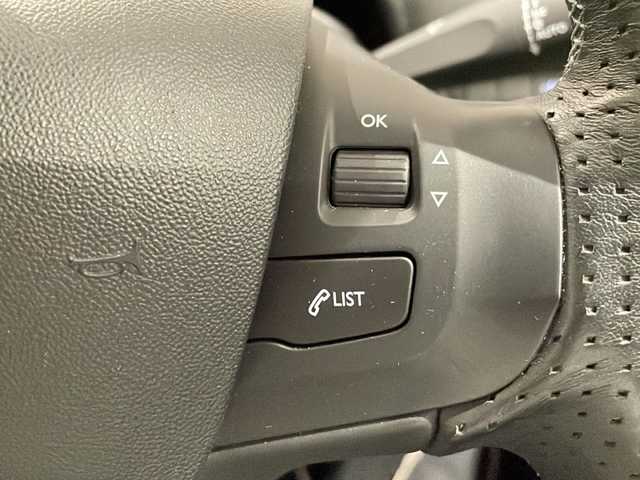 プジョー ２００８ クロスシティ 新潟県 2017(平29)年 1.3万km 黒 オプション/・ナビ/・フルセグTV/クロスシティ標準装備/・グリップコントロール/・CROSSCITYコンパスロゴ/・左右フロントドア前部バッジ/・ラーステッカー／専用フロアマット/・リアサイドウインドウ上部＆リアスポイラー/・アルカンタラ＆テップレザーシート/・シートヒーター/・上級革巻ステアリングホイール（GT Lineタイプ）/・バックアイカメラ/・Peugeotミラースクリーン/・Apple CarPlay/標準装備/・クルーズコントロール/・リアパーキングセンサー/・オートライト/・オートエアコン/・ＥＴＣ/・ドライブレコーダー