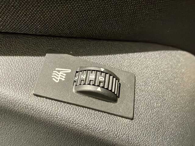 プジョー ２００８ クロスシティ 新潟県 2017(平29)年 1.3万km 黒 オプション/・ナビ/・フルセグTV/クロスシティ標準装備/・グリップコントロール/・CROSSCITYコンパスロゴ/・左右フロントドア前部バッジ/・ラーステッカー／専用フロアマット/・リアサイドウインドウ上部＆リアスポイラー/・アルカンタラ＆テップレザーシート/・シートヒーター/・上級革巻ステアリングホイール（GT Lineタイプ）/・バックアイカメラ/・Peugeotミラースクリーン/・Apple CarPlay/標準装備/・クルーズコントロール/・リアパーキングセンサー/・オートライト/・オートエアコン/・ＥＴＣ/・ドライブレコーダー