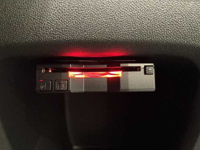 プジョー ２００８ クロスシティ 新潟県 2017(平29)年 1.3万km 黒 オプション/・ナビ/・フルセグTV/クロスシティ標準装備/・グリップコントロール/・CROSSCITYコンパスロゴ/・左右フロントドア前部バッジ/・ラーステッカー／専用フロアマット/・リアサイドウインドウ上部＆リアスポイラー/・アルカンタラ＆テップレザーシート/・シートヒーター/・上級革巻ステアリングホイール（GT Lineタイプ）/・バックアイカメラ/・Peugeotミラースクリーン/・Apple CarPlay/標準装備/・クルーズコントロール/・リアパーキングセンサー/・オートライト/・オートエアコン/・ＥＴＣ/・ドライブレコーダー