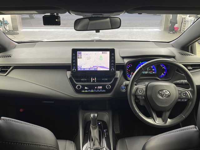 トヨタ カローラ ハイブリット ダブルバイビー 兵庫県 2020(令2)年 5.2万km ホワイトパールクリスタルシャイン ・純正ディスプレイオーディオ/・Bluetooth/USB/AM/FM/TV//Apple carplay/Android Auto/・バックカメラ/・ビルトインETC/・Toyota　Safety　Sense/・プリクラッシュセーフティ/・レーントレーシングアシスト/・レーダークルーズコントロール全車速追従機能付/・オートマチックハイビーム/・ロードサインアシスト/・インテリジェントクリアランスソナー/・パーキングサポートブレーキ/・ブラインドスポットモニター/・リヤクロストラフィックアラート/・先行車発進告知/・革巻きステアリング/・純正１７インチアルミホイール/・ＬＥＤヘッドライト/・オートライト/・フォグランプ/・ハーフレザー/・社外フロアマット/・スマートキー/・プッシュスタート