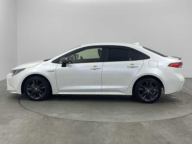 トヨタ カローラ ハイブリット ダブルバイビー 兵庫県 2020(令2)年 5.2万km ホワイトパールクリスタルシャイン ・純正ディスプレイオーディオ/・Bluetooth/USB/AM/FM/TV//Apple carplay/Android Auto/・バックカメラ/・ビルトインETC/・Toyota　Safety　Sense/・プリクラッシュセーフティ/・レーントレーシングアシスト/・レーダークルーズコントロール全車速追従機能付/・オートマチックハイビーム/・ロードサインアシスト/・インテリジェントクリアランスソナー/・パーキングサポートブレーキ/・ブラインドスポットモニター/・リヤクロストラフィックアラート/・先行車発進告知/・革巻きステアリング/・純正１７インチアルミホイール/・ＬＥＤヘッドライト/・オートライト/・フォグランプ/・ハーフレザー/・社外フロアマット/・スマートキー/・プッシュスタート