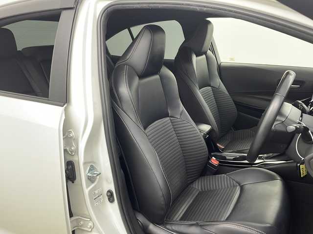 トヨタ カローラ ハイブリット ダブルバイビー 兵庫県 2020(令2)年 5.2万km ホワイトパールクリスタルシャイン ・純正ディスプレイオーディオ/・Bluetooth/USB/AM/FM/TV//Apple carplay/Android Auto/・バックカメラ/・ビルトインETC/・Toyota　Safety　Sense/・プリクラッシュセーフティ/・レーントレーシングアシスト/・レーダークルーズコントロール全車速追従機能付/・オートマチックハイビーム/・ロードサインアシスト/・インテリジェントクリアランスソナー/・パーキングサポートブレーキ/・ブラインドスポットモニター/・リヤクロストラフィックアラート/・先行車発進告知/・革巻きステアリング/・純正１７インチアルミホイール/・ＬＥＤヘッドライト/・オートライト/・フォグランプ/・ハーフレザー/・社外フロアマット/・スマートキー/・プッシュスタート