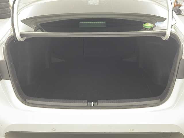 トヨタ カローラ ハイブリット ダブルバイビー 兵庫県 2020(令2)年 5.2万km ホワイトパールクリスタルシャイン ・純正ディスプレイオーディオ/・Bluetooth/USB/AM/FM/TV//Apple carplay/Android Auto/・バックカメラ/・ビルトインETC/・Toyota　Safety　Sense/・プリクラッシュセーフティ/・レーントレーシングアシスト/・レーダークルーズコントロール全車速追従機能付/・オートマチックハイビーム/・ロードサインアシスト/・インテリジェントクリアランスソナー/・パーキングサポートブレーキ/・ブラインドスポットモニター/・リヤクロストラフィックアラート/・先行車発進告知/・革巻きステアリング/・純正１７インチアルミホイール/・ＬＥＤヘッドライト/・オートライト/・フォグランプ/・ハーフレザー/・社外フロアマット/・スマートキー/・プッシュスタート