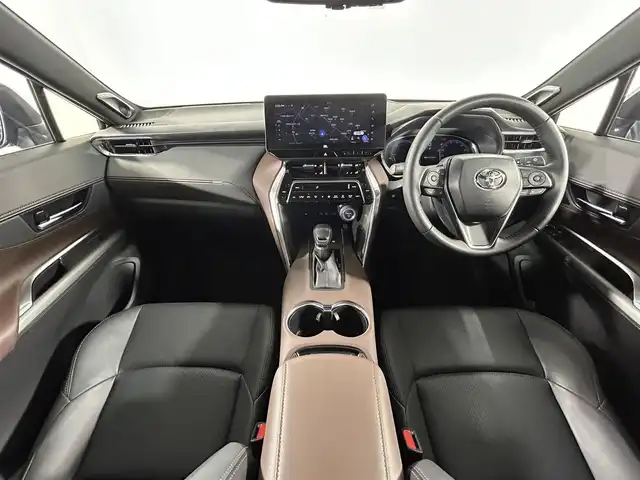 トヨタ ハリアー ハイブリッド Z レザーパッケージ 佐賀県 2024(令6)年 1.1万km プレシャスブラックパール 純正12・3インチディスプレイオーディオ/フルセグTV/Bluetooth/Androidauto/Applecarplay/ナビ機能付き/JBLプレミアムサウンド/全方位カメラ/デジタルインナールームミラー/衝突被害軽減システム/ヘッドアップディスプレイ/ブラインドスポットモニター/レーダークルーズコントロール/レーンアシスト/ロードサインアシスト/パーキングサポートブレーキ/オートライト/オートマチックハイビーム/LEDヘッドライト/LEDフォグライト/前後ドライブレコーダー/クリアランスソナー/電子パーキング/ブレーキホールド/ビルトインETC2.0/パワーバックドア/置くだけ充電/ステアリングヒーター/運転席・助手席シートヒーター/運転席・助手席エアシート/運転席・助手席パワーシート/レザーシート/純正18インチアルミホイール/純正フロアマット/スマートキー/スペアキー×１