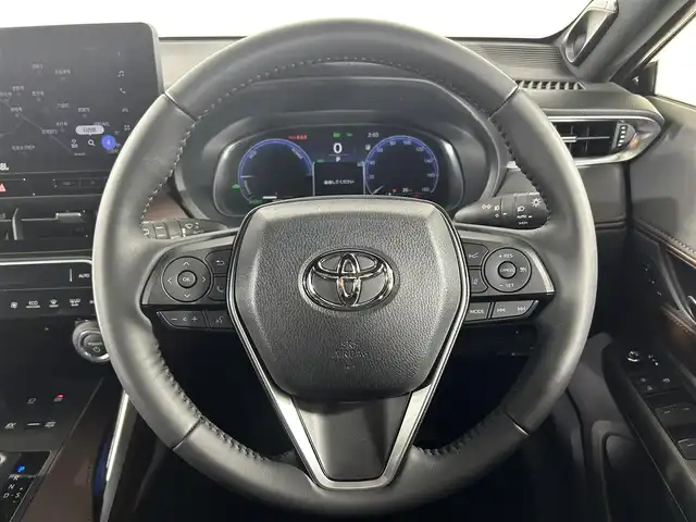 トヨタ ハリアー ハイブリッド Z レザーパッケージ 佐賀県 2024(令6)年 1.1万km プレシャスブラックパール 純正12・3インチディスプレイオーディオ/フルセグTV/Bluetooth/Androidauto/Applecarplay/ナビ機能付き/JBLプレミアムサウンド/全方位カメラ/デジタルインナールームミラー/衝突被害軽減システム/ヘッドアップディスプレイ/ブラインドスポットモニター/レーダークルーズコントロール/レーンアシスト/ロードサインアシスト/パーキングサポートブレーキ/オートライト/オートマチックハイビーム/LEDヘッドライト/LEDフォグライト/前後ドライブレコーダー/クリアランスソナー/電子パーキング/ブレーキホールド/ビルトインETC2.0/パワーバックドア/置くだけ充電/ステアリングヒーター/運転席・助手席シートヒーター/運転席・助手席エアシート/運転席・助手席パワーシート/レザーシート/純正18インチアルミホイール/純正フロアマット/スマートキー/スペアキー×１